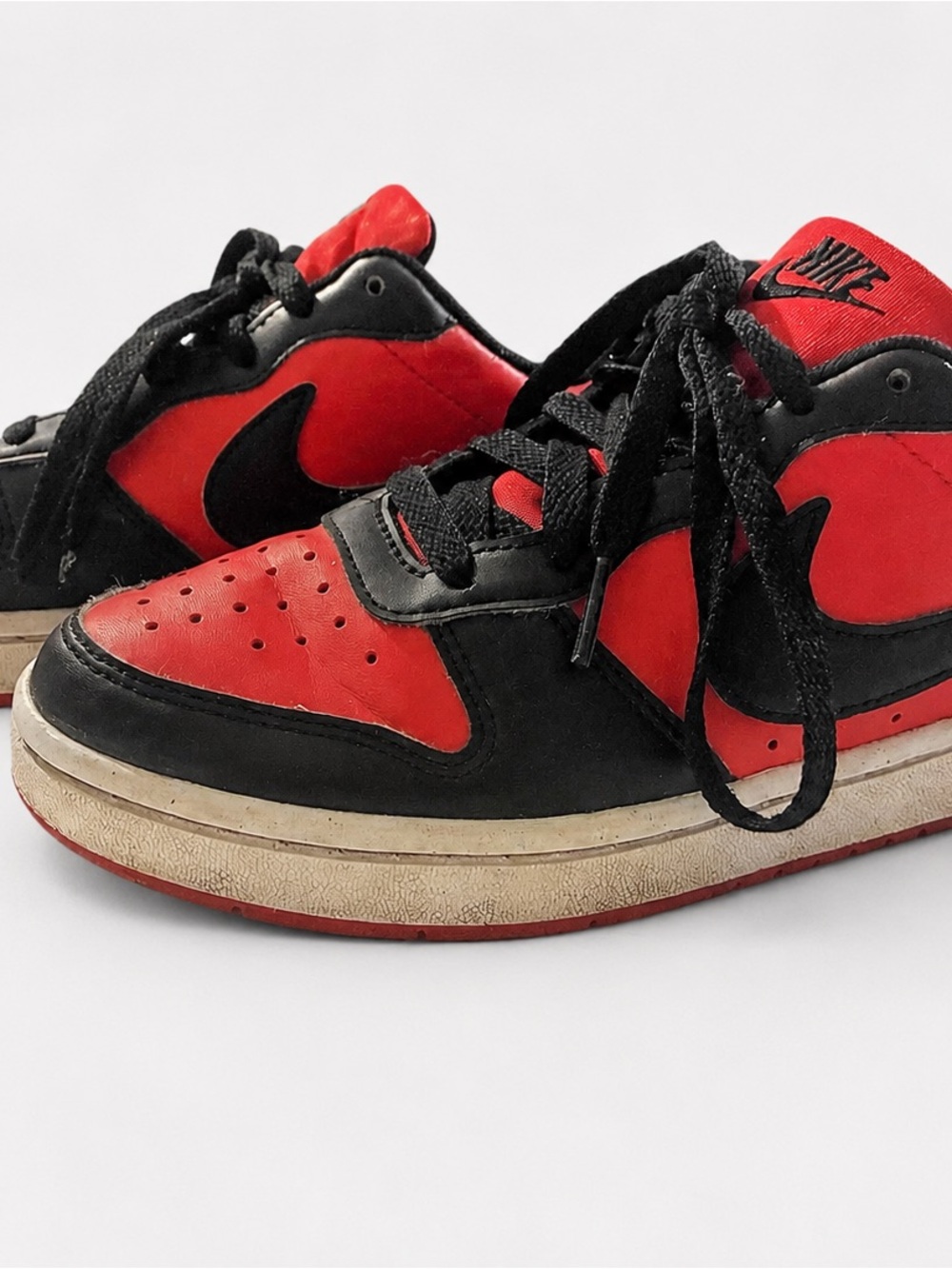 Nike Kids Black & Red Low-Top Sneakers